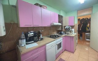 Apartament de vanzare cu 3 camere, decomandat,  2 balcoane, pivnita - Poză 1