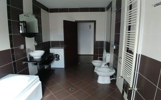 Apartament pe două niveluri cu garaj și parcare. - Poză 4