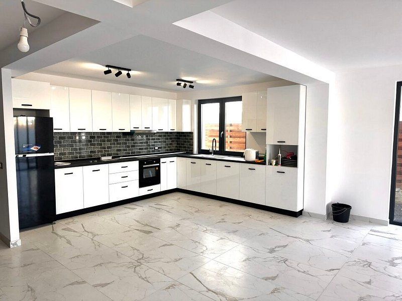 Vila cu bucatarie inclusa -otopeni central - Poză 7