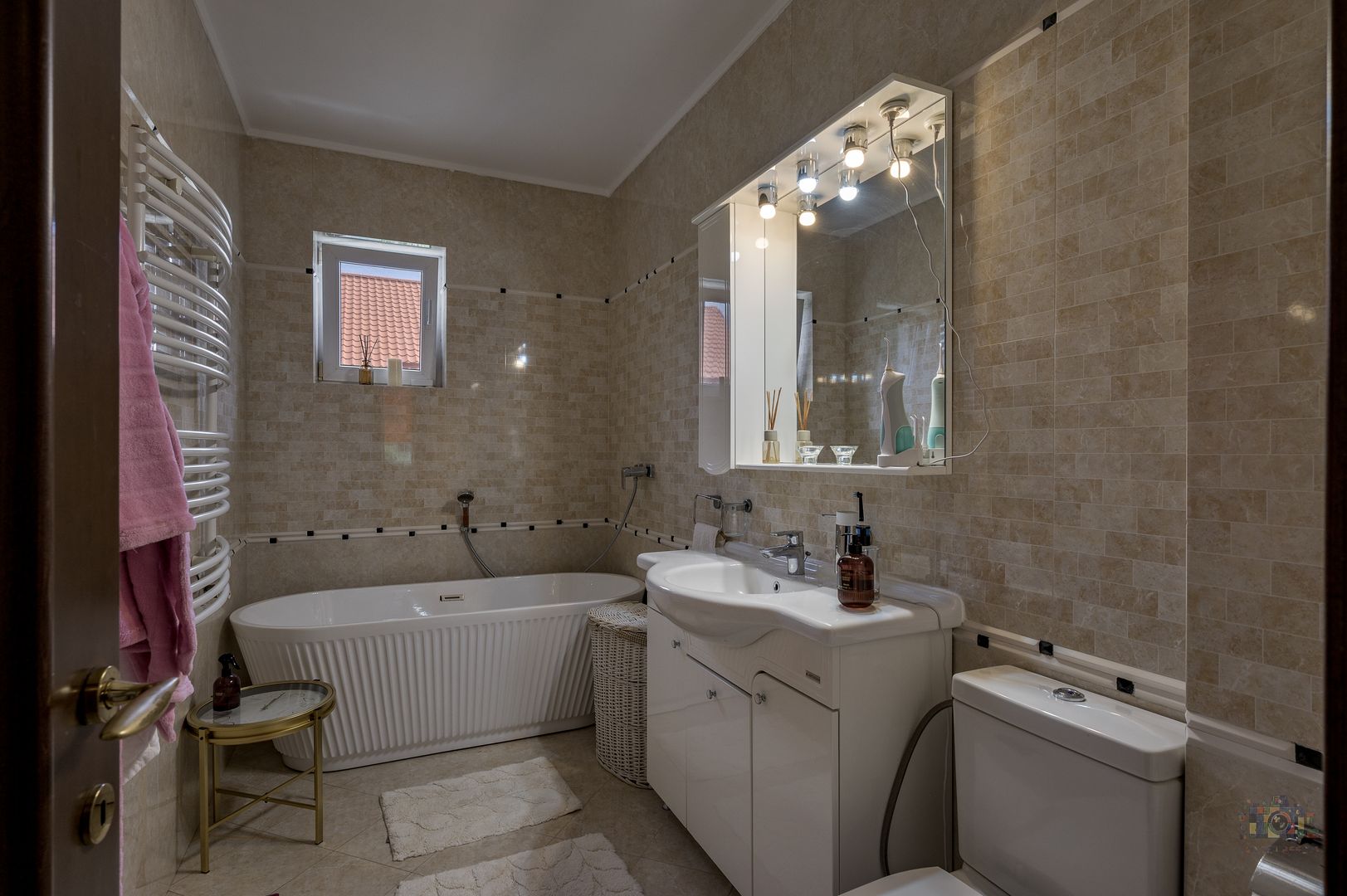 Vilă renovată P+1+M  | Foișor vitrat, grădină și jacuzzi - Poză 25