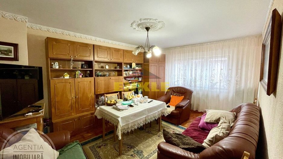 De vânzare apartament cu 3 camere decomandat, zona Piața Mare - Poză 1