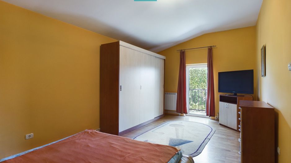 Vilă cu 3 apartamente în zona Parneava - Poză 5