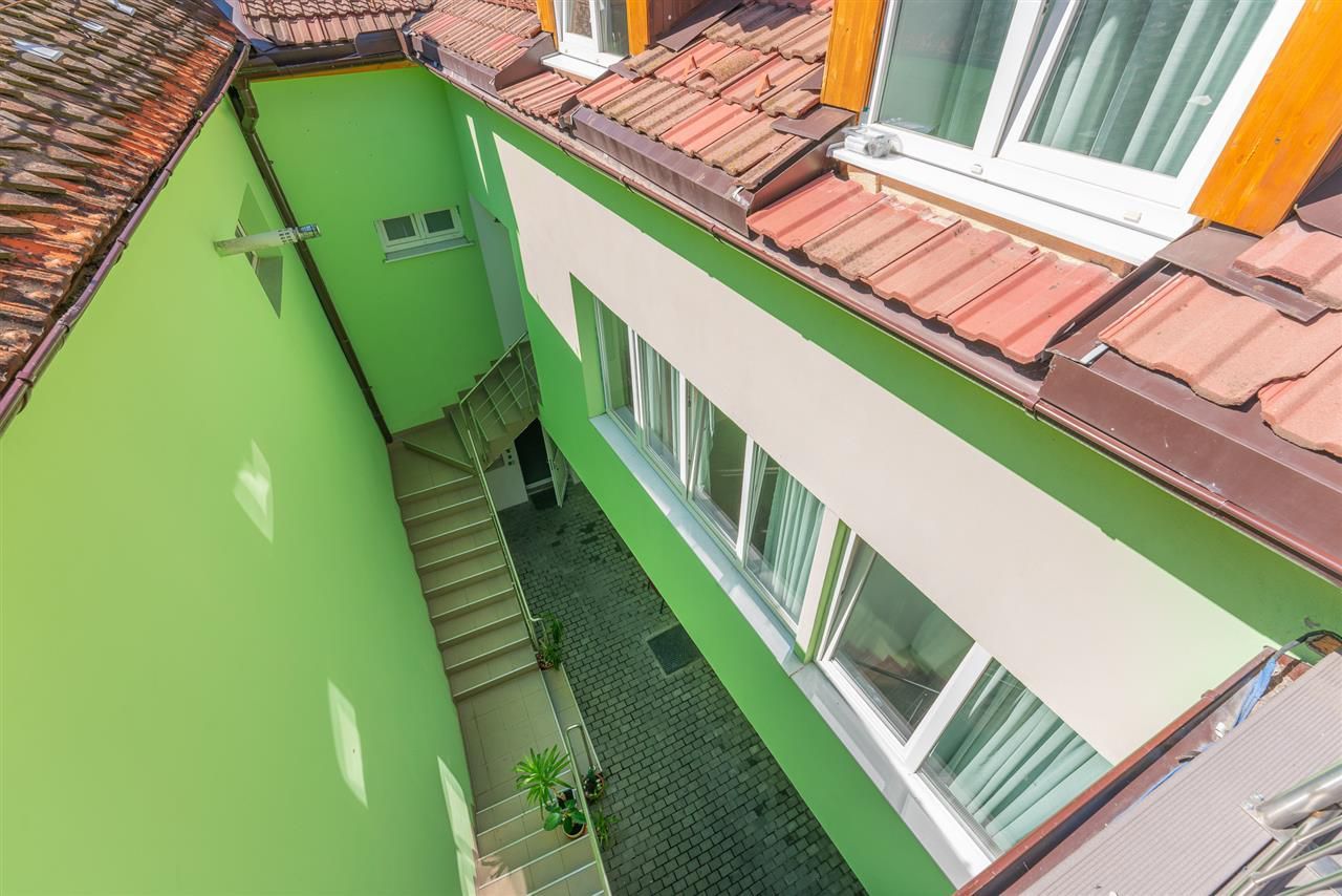 Casa cu spatiu comercial si 9 camere in zona istorica a Brasovului - Poză 7