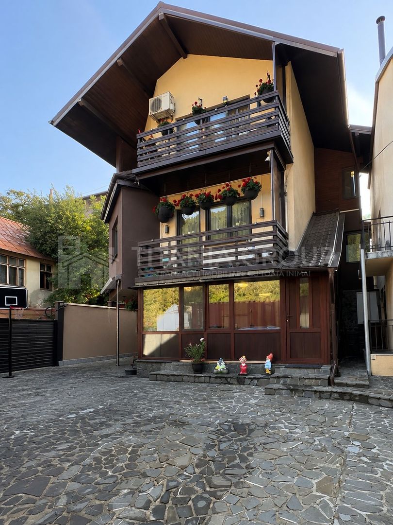 Vilă elegantă în Sinaia pe Calea Prahovei - Poză 1