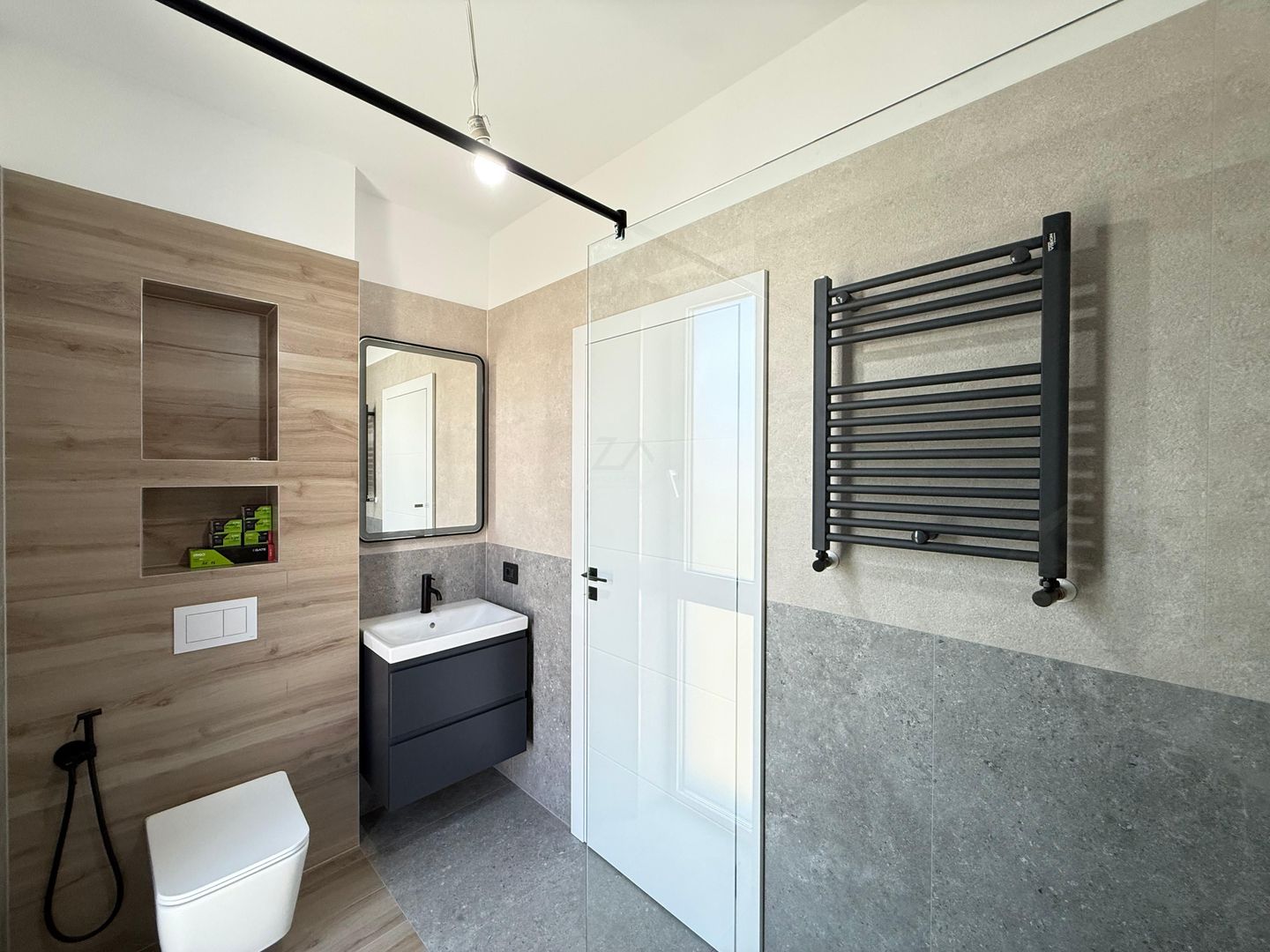 Ap pe 2 niveluri. 3 camere, 2 bai. 2 locuri de parcare. - Poză 4