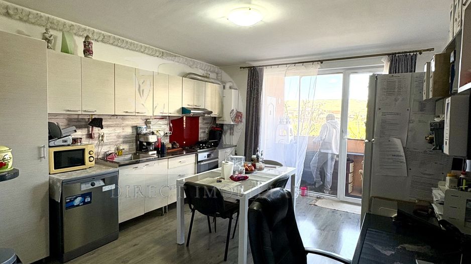 Apartament cu 3 camere -zona Eroilor Floresti - Poză 2