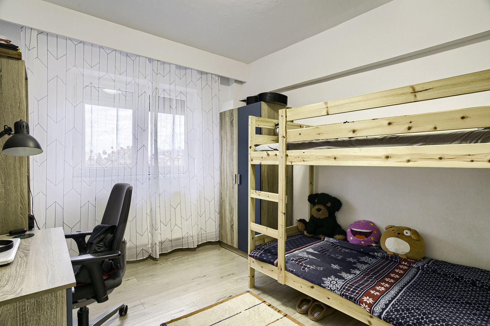 PROPRIETATE VÂNDUTĂ Apartament spatios cu 4 camere langa teatru - Poză 5
