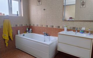 Vilă elegantă cu design luxos și grădină superb amenajată în Șag - Poză 12