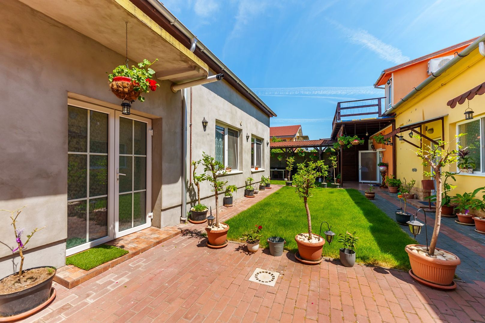 Apartament cu 3 camere la curte comună în Grădiște - Poză 1