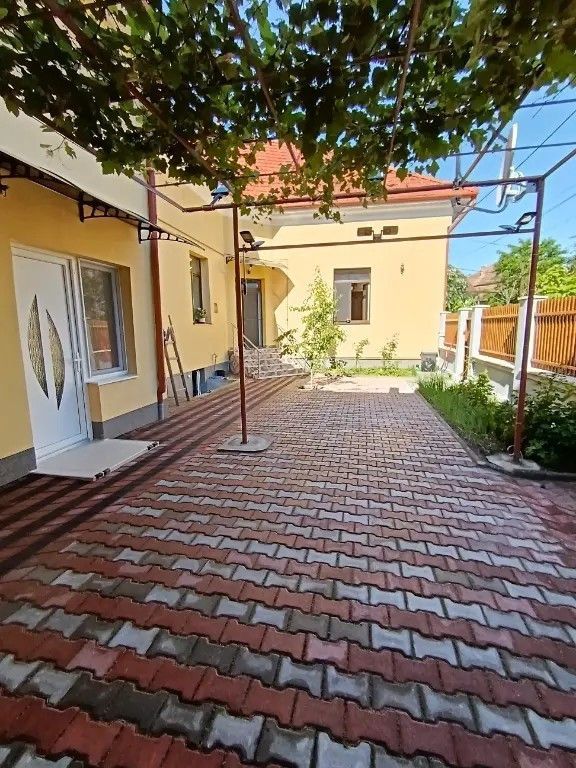 Casă 5 camere, 3 bai,2 bucătării, 200 mp utili, 370 mp teren - Poză 17