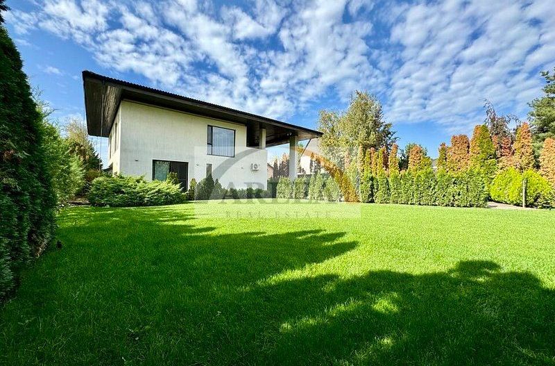 Vila lux de vanzare in cel mai dorit complex din Erou Iancu Nicolae-locatie rara - Poză 2