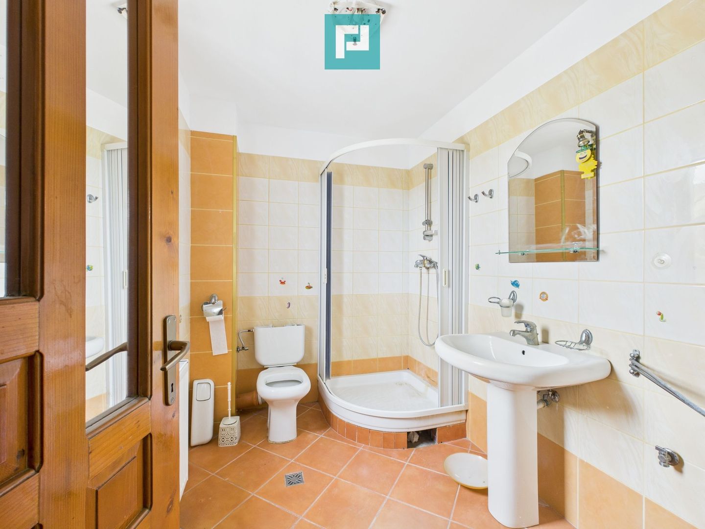 Vilă cu 5 camere pentru investiții în Dumbrăvița - Poză 12