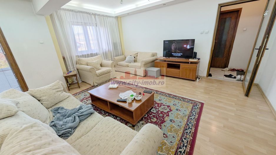Vanzare Apartament 3 camere Curtea de Arges, Judetul ARGES - Poză 1