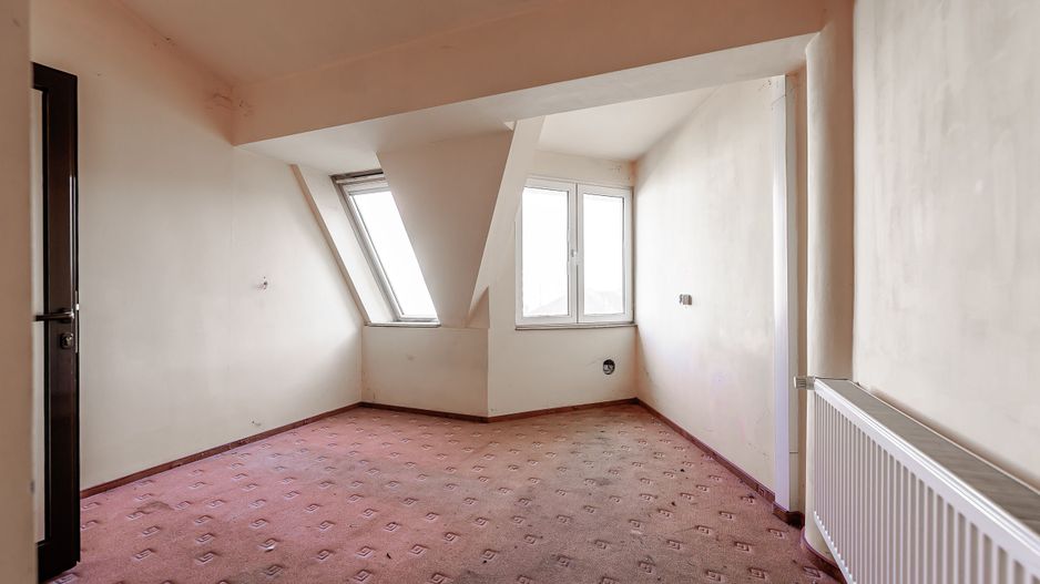 Spațiu generos în centrul Aradului. Ideal pentru birouri sau cabinete - Poză 7