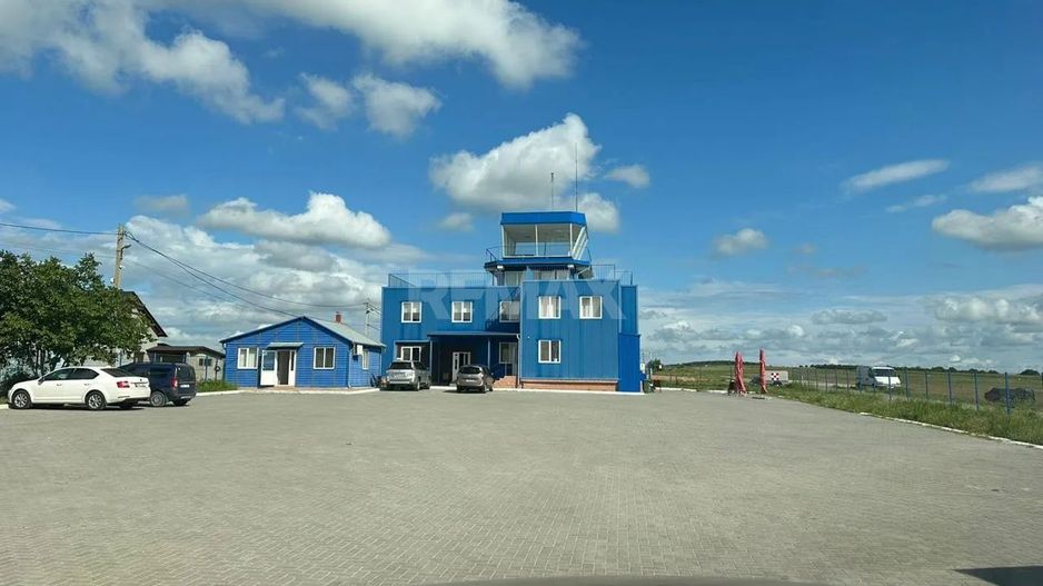 Aerodromul Horesti 24 ha teren + 1400 m2 hangare și 550 m2 cladire administrativa - Poză 3