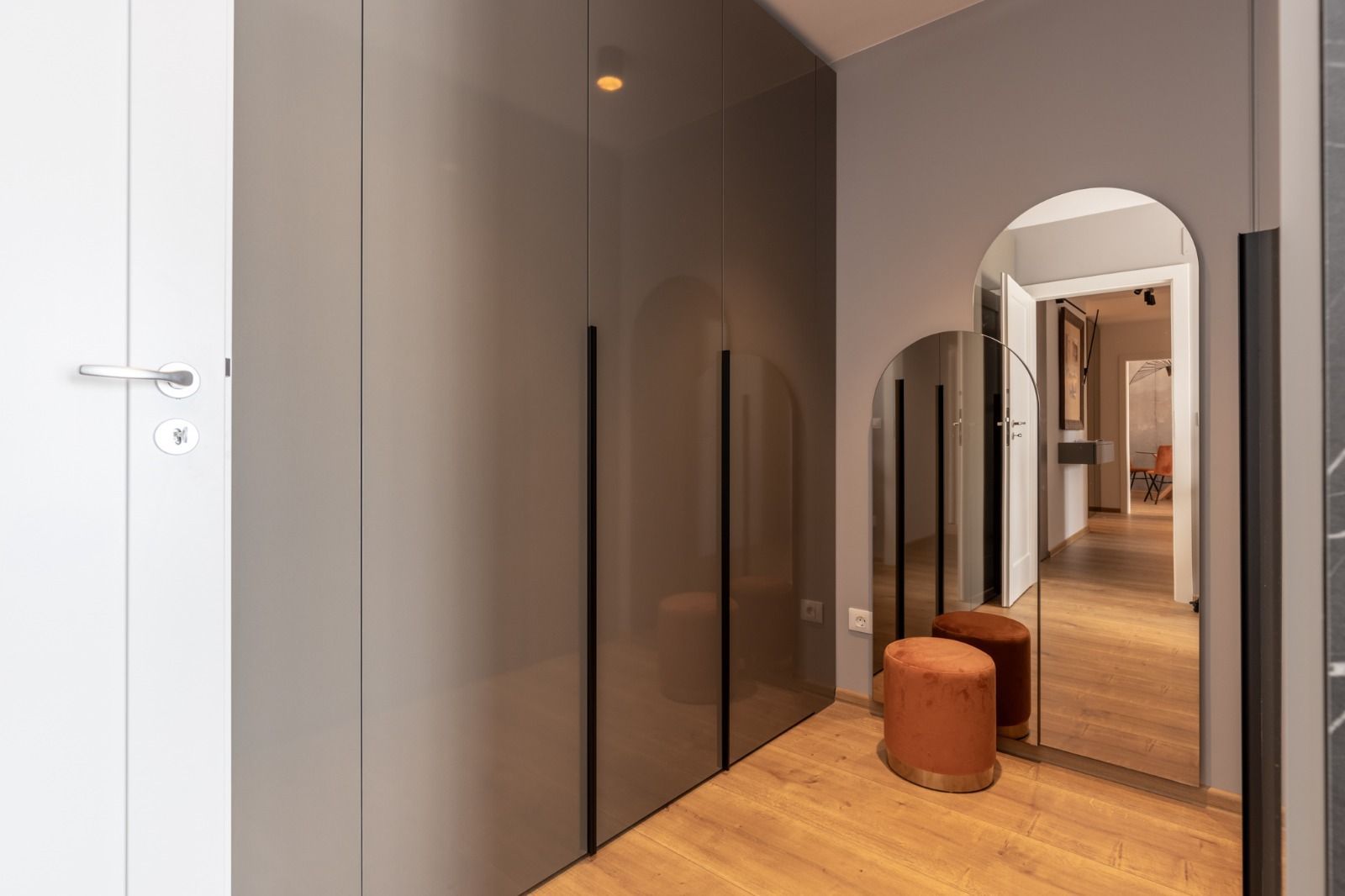 Inchiriem apartament 3 camere mobilat utilat lux cu parcare subterana - Poză 8