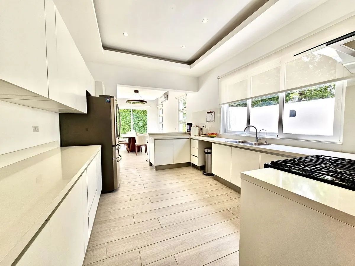 Vilă modernă de lux cu piscină privată - Poză 12