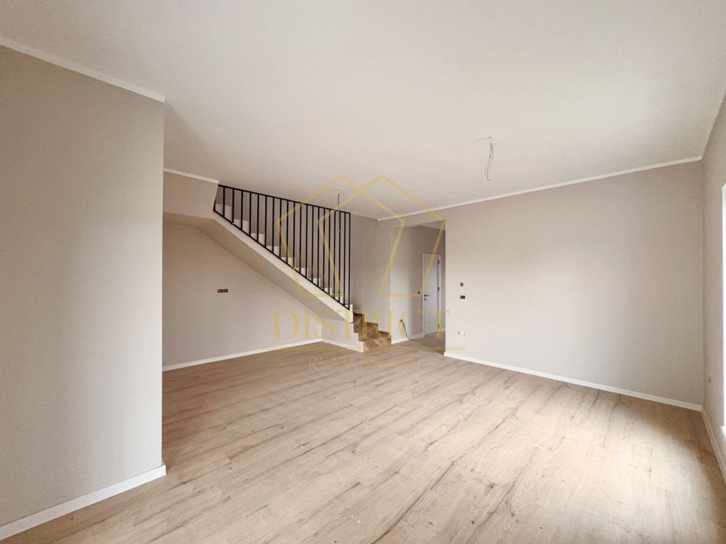 Duplex cu 4 camere, despărțit prin camera tehnica | Mosnita Veche - Poză 4