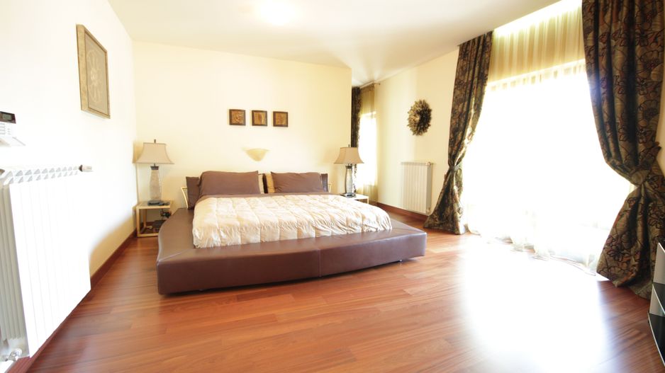 O casa deosebita cu Piscina - Poză 9