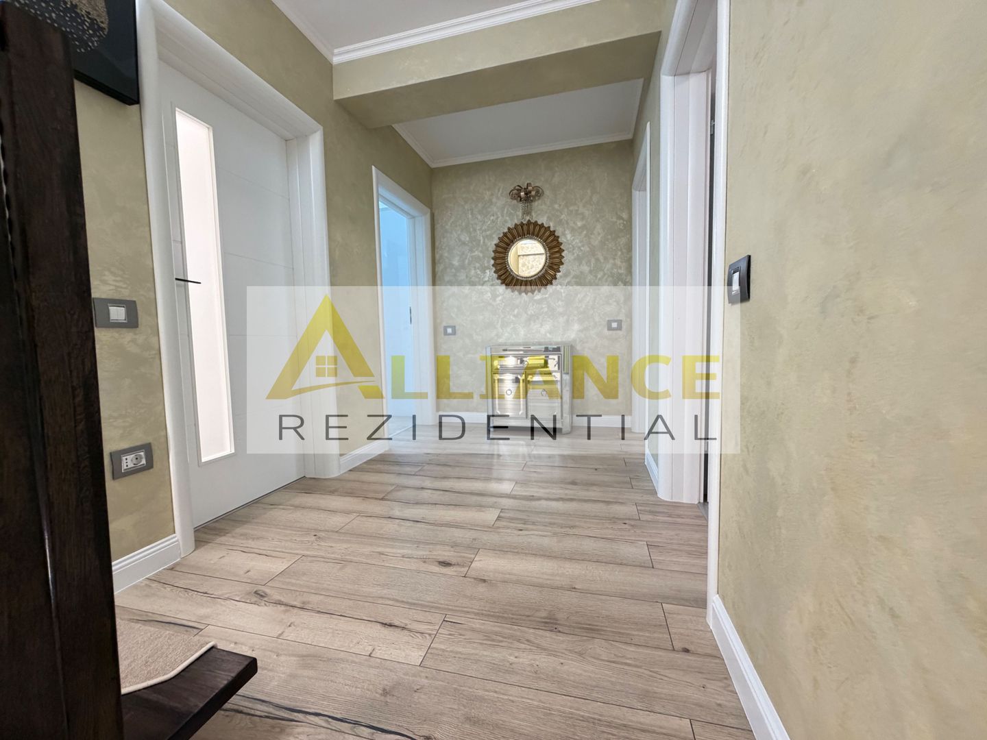 Casa P+1+M cu teren de 650 mp, piscina si curte complet amenajata - Poză 22