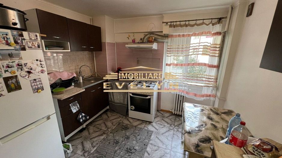 De vanzare apartament 4 camere, etaj 2, Str. Calea Nationala ( Farmacia Husac ) - Poză 2