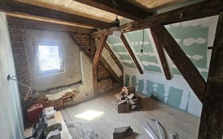 Casă veche, solidă, cu 4 camere, pivniță boltită și 4 băi – zonă centrală - Poză 4