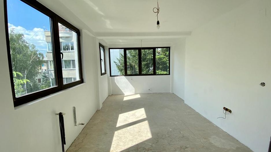 Refugiu Urban cu Eleganță Clasică – Vilă Renovată în Inima Primăverii - Poză 11