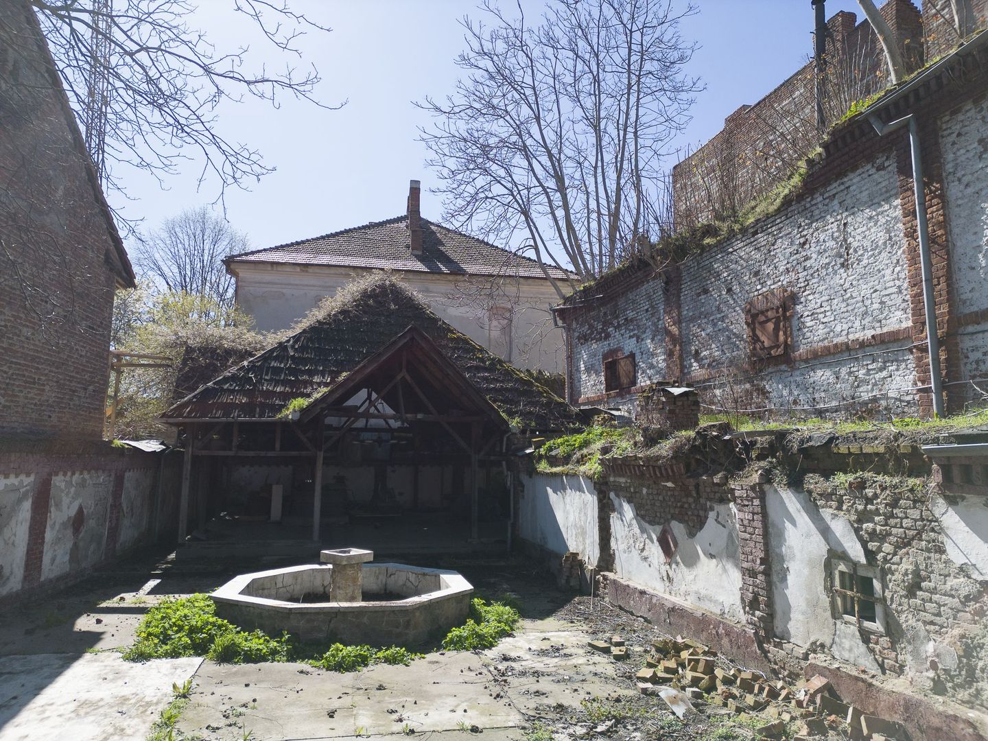 Teren ultracentral 1200mp și construcții - Poză 8