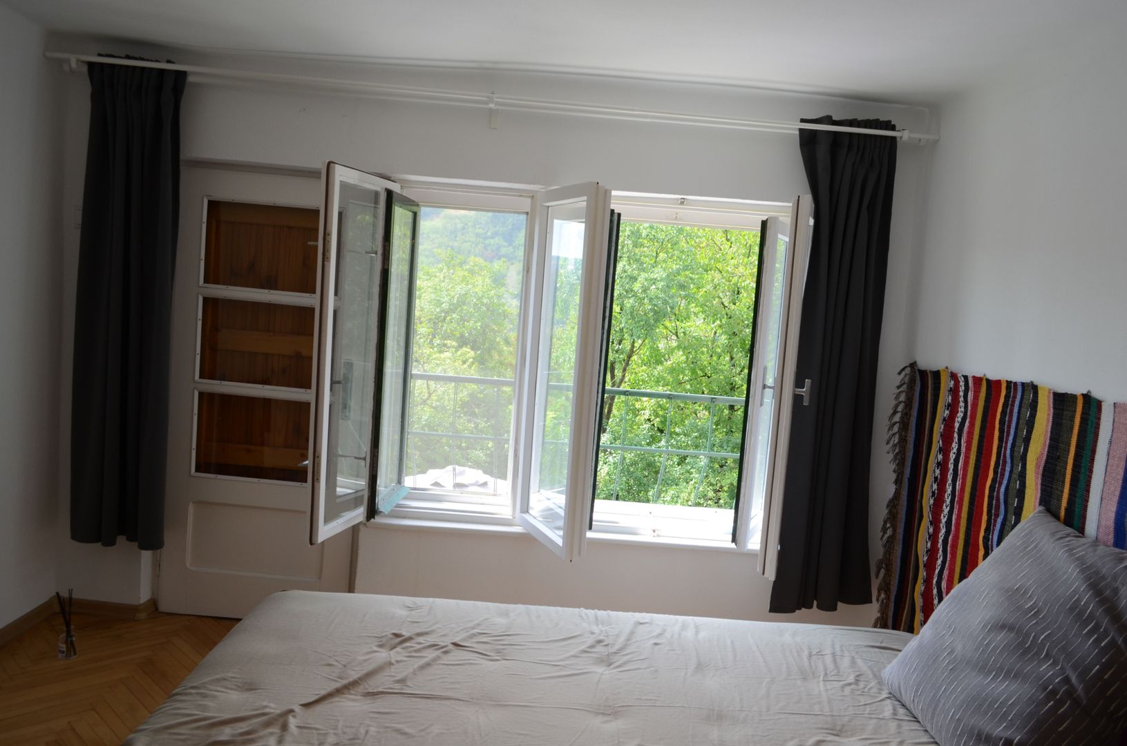 Casa renovata la tara complet mobilata si utilata - Poză 15