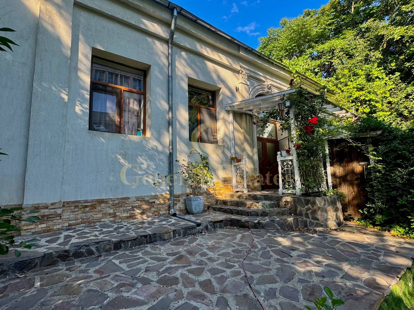 Spre Vânzare Proprietate remarcabilă cu 6 camere în inima Iașului ! - Poză 1