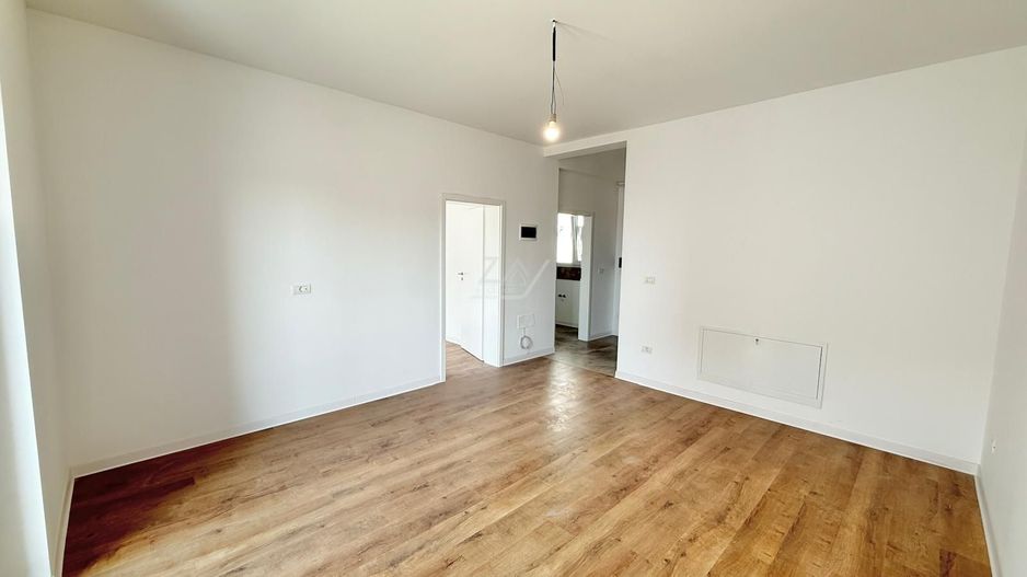 Bucatarie inchisa. Etaj 1. Loc de parcare. Asfalt. - Poză 3