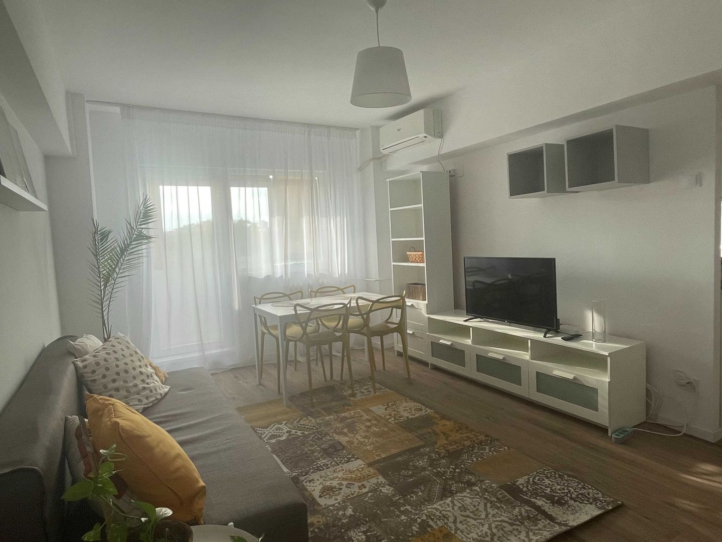 Închiriez apartament 2 camere, Piața Muncii, modern, metrou - 2 minute - Poză 1
