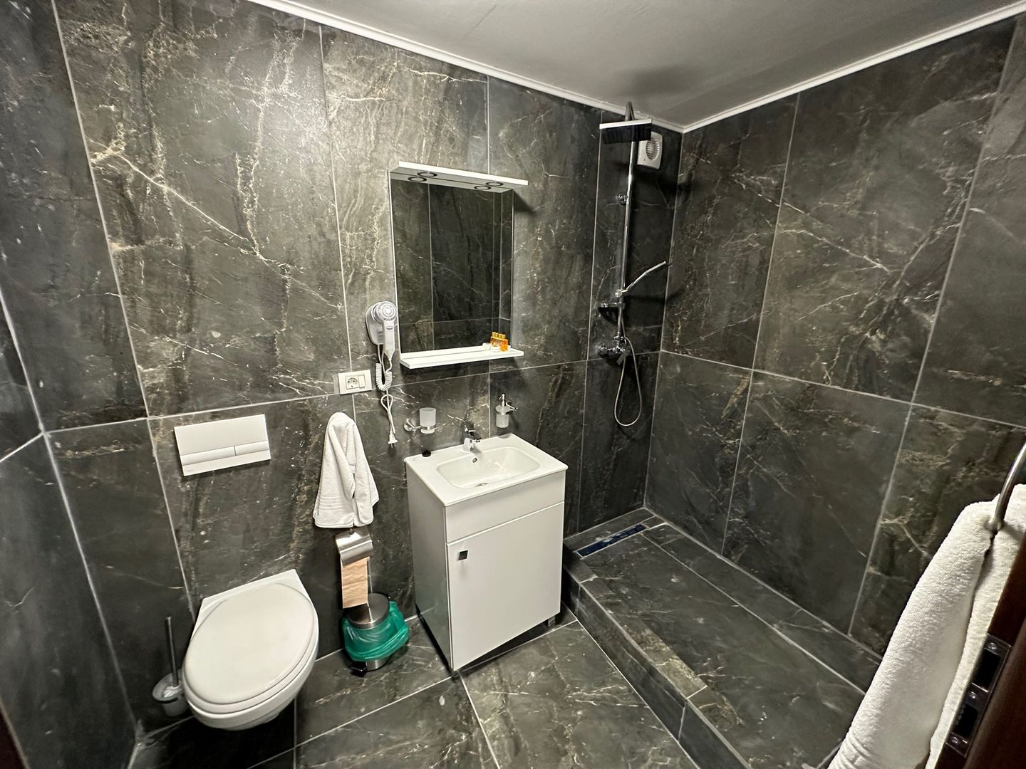 Clădire de închiriat pentru birouri  / clinica - Poză 15