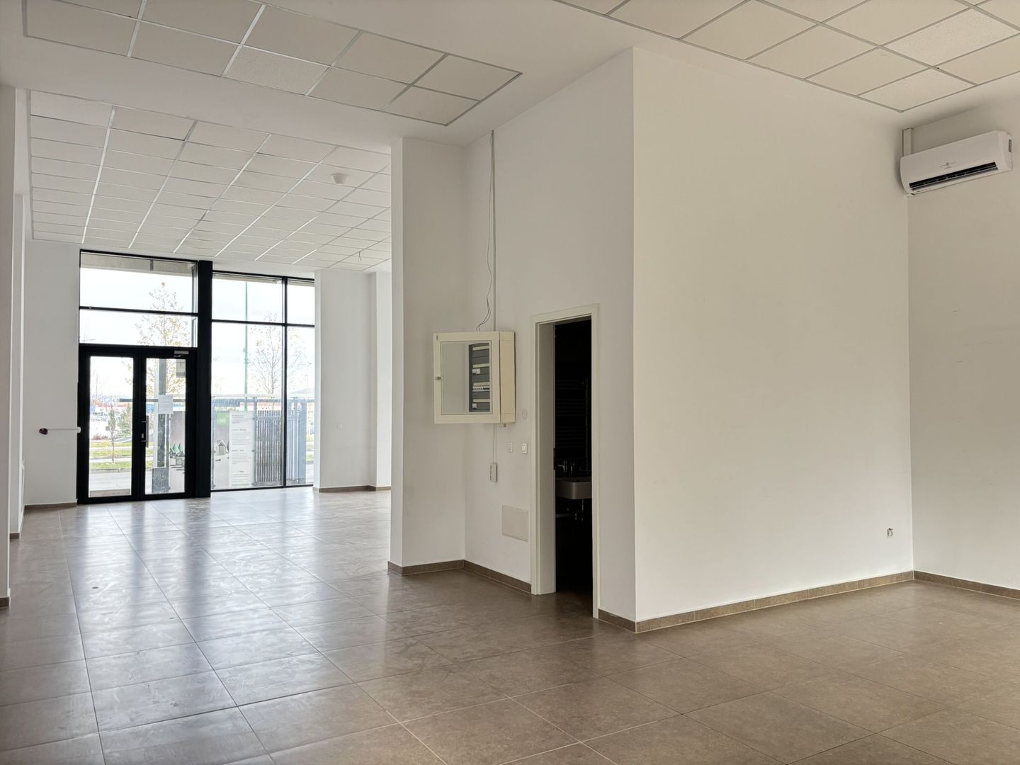 DE ÎNCHIRIAT – Spațiu comercial 102 m² – Coresi Avantgarden (Kasper) - Poză 2