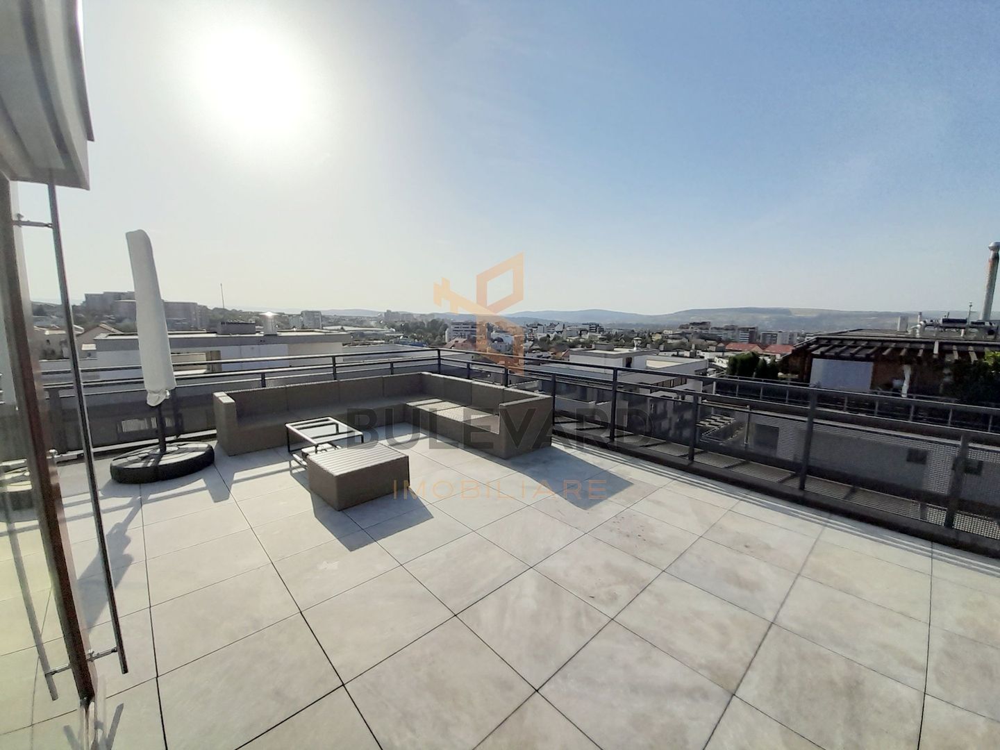 Penthouse de lux 150 mp utili + 200 mp terasa + 2 parcari subterane - Poză 1