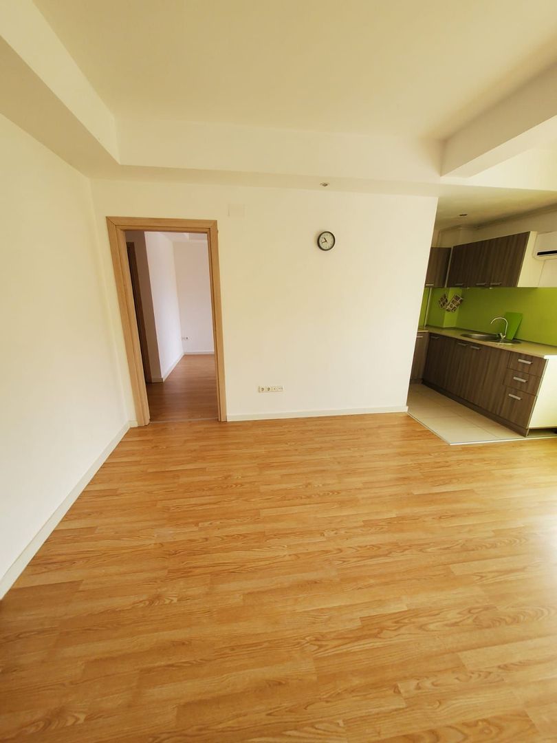 3 CAMERE IN COSMOPOLIS - Poză 2