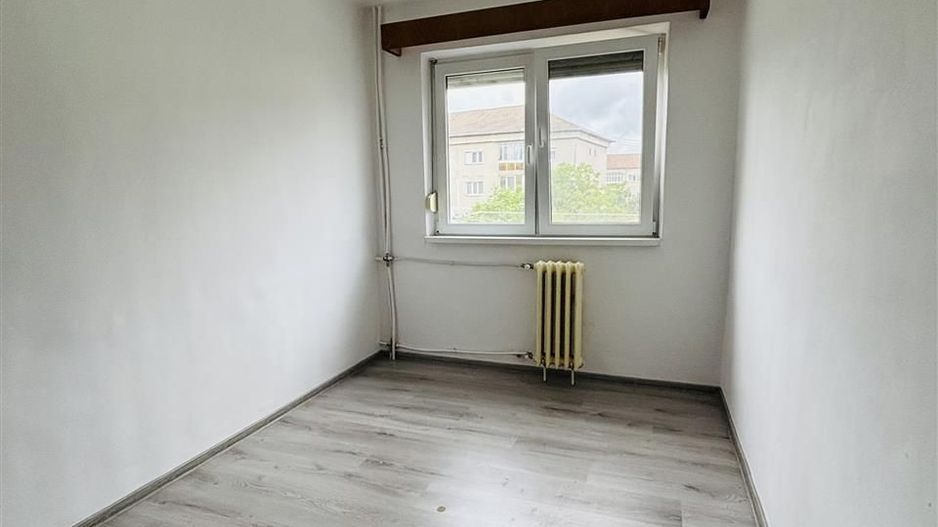 APARTAMENT CU 2 CAMERE SEMIDECOMANDAT ZONA NUFARUL - Poză 3