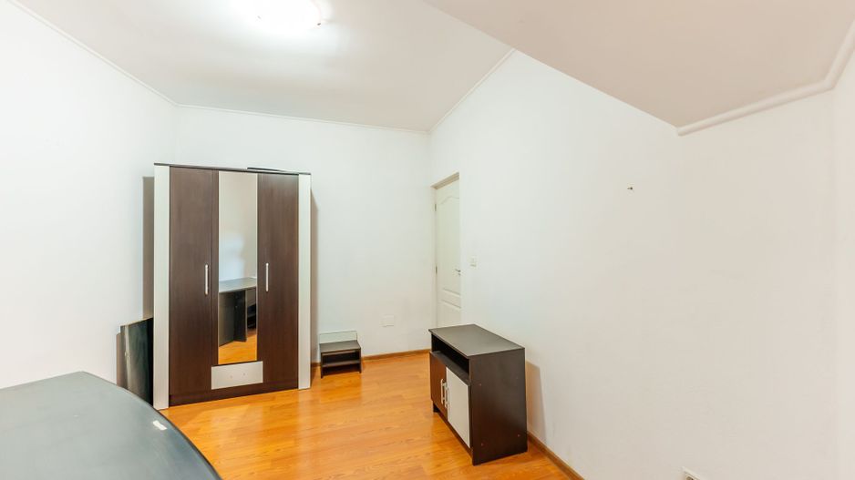 Apartament spațios, cu potențial multiplu, central - Poză 9