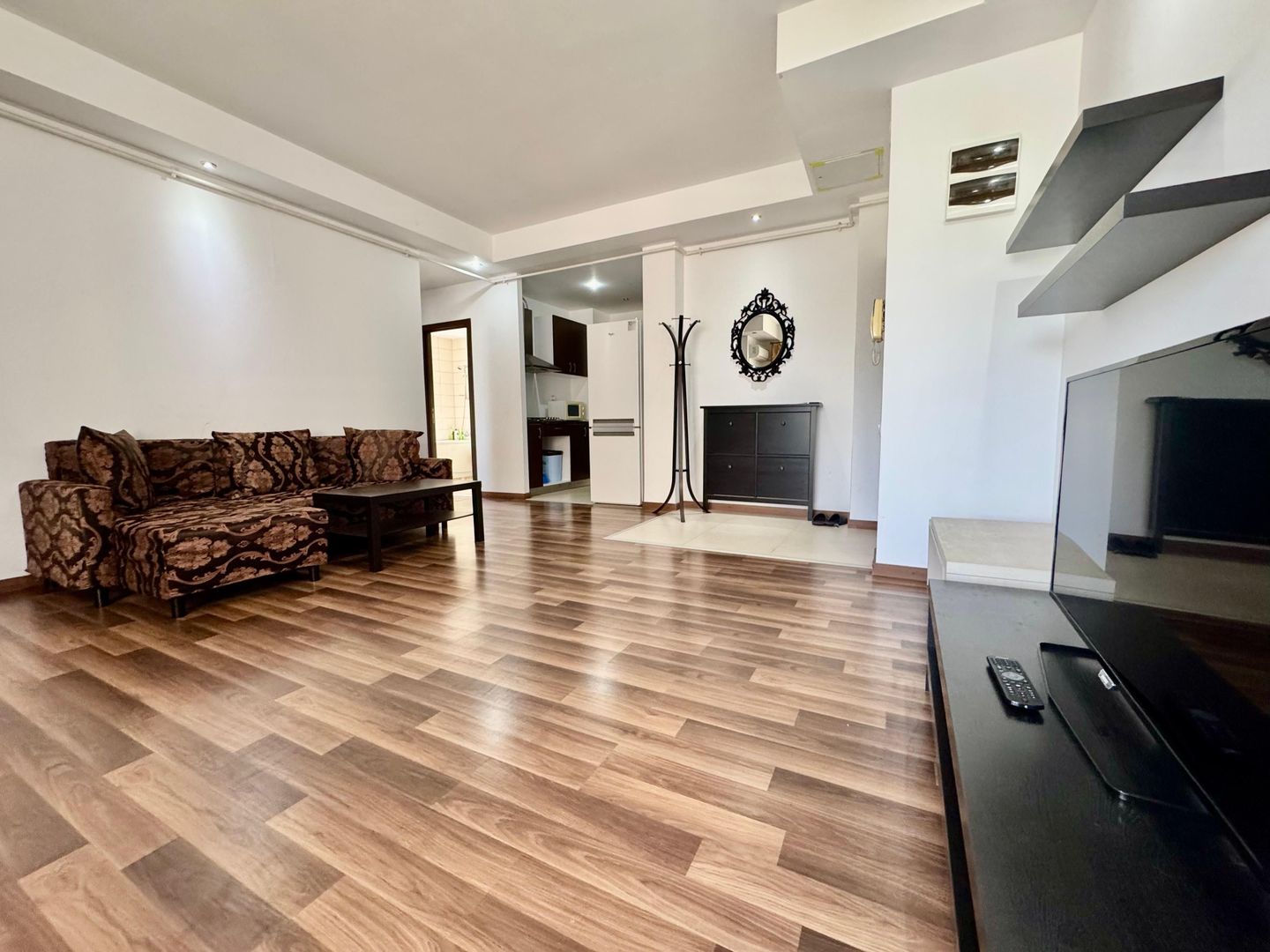 COSMOPOLIS - Apartament cu 2 camere, mobilat si utilat. - Poză 3