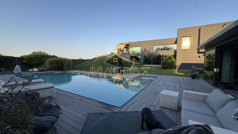 Vila Exclusivista *2223mp teren* / Piscina proprie / 5 garaje / Otopeni - Poză 2
