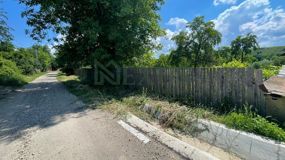 Casă bătrânească cu teren de 3.200 mp în Hertioana de Jos, jud.Bacău - Poză 1