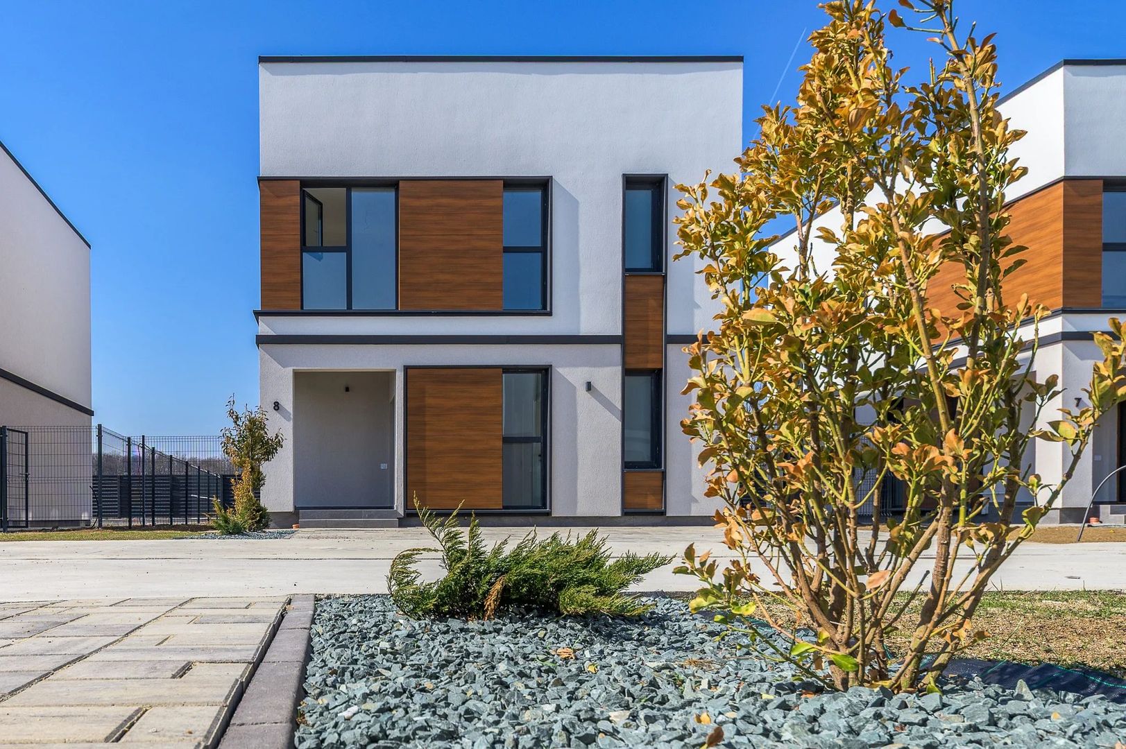 VILĂ INDIVIDUALĂ CU PANOURI FOTOVOLTAICE | COMPLEX CU PISCINA | TUNARI - Poză 1