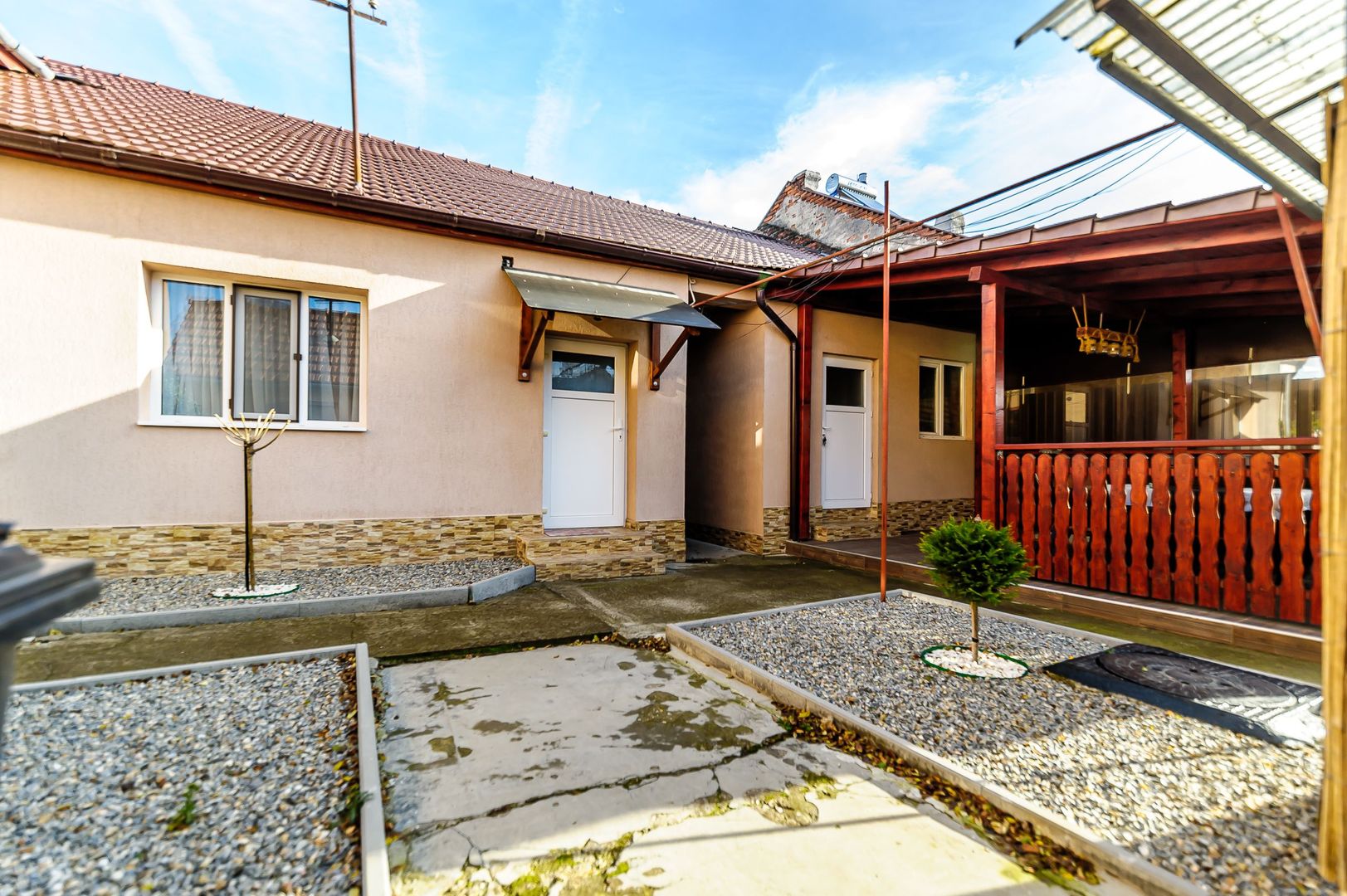 Doua apartamente cu gradina si terasa, in Micalaca, la curte comuna - Poză 6