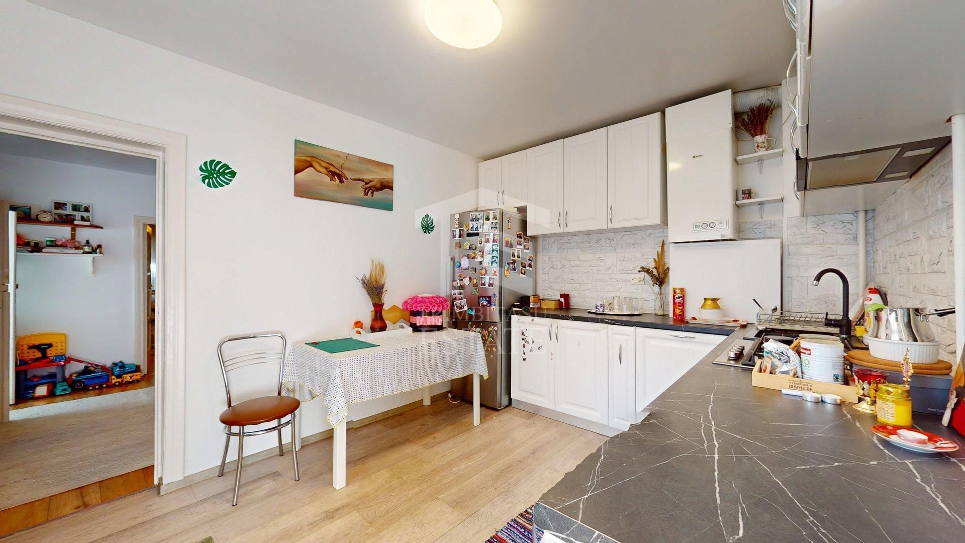 ANDRONACHE - Escalei | Casa individuala 9 camere | an 2014 | teren 260 - Poză 12