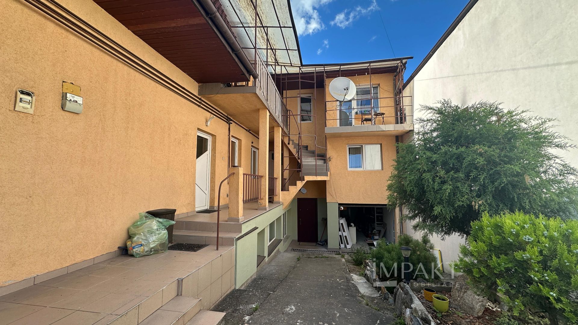 Imobil cu 5 apartamente separate, ideal pentru investitie - zona UMF! - Poză 1