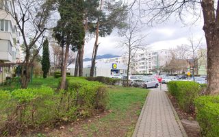 Apartament luminos cu vedere spre biserică, într-un cartier verde și liniștit. - Poză 30