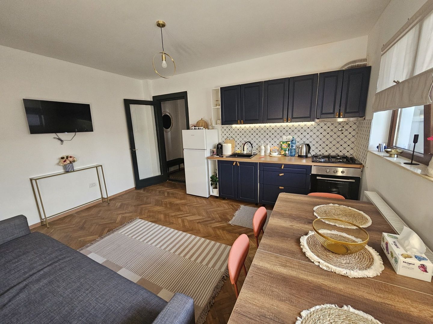 Apartament 4 camere ultracentral, renovat si mobilat, terasă spațioasă. - Poză 1
