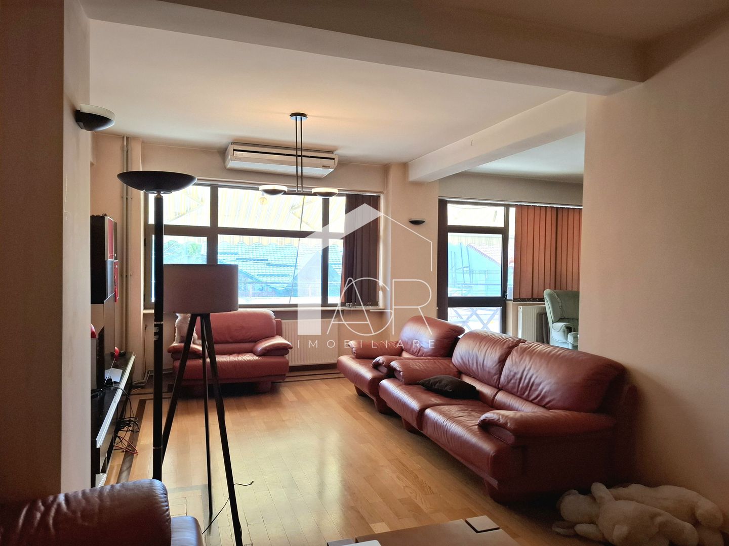 Apartament cu 4 camere, decomandat, zona Democratiei - Poză 2