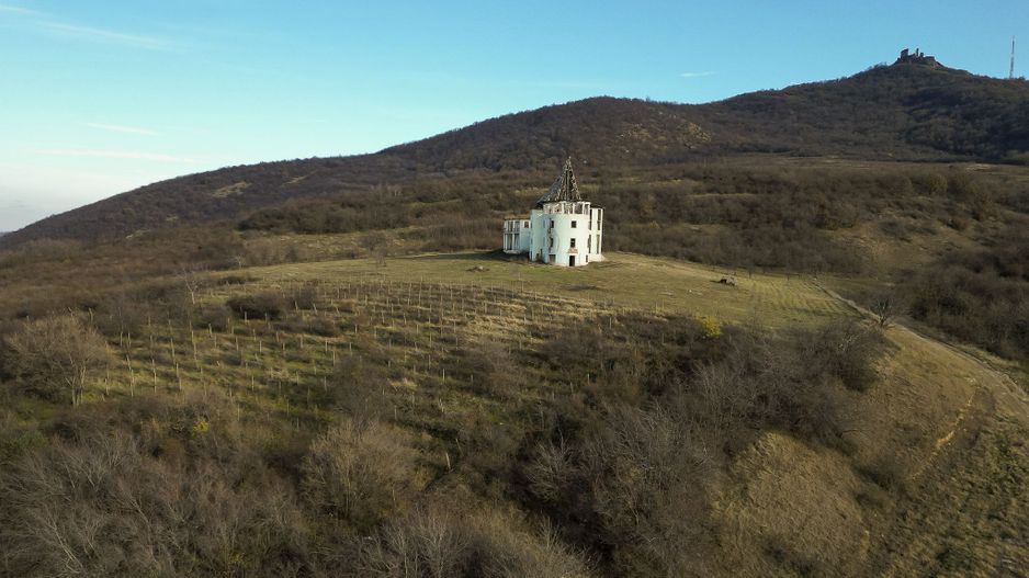 Castel cu vedere panoramică pe dealul Șiriei - Poză 5