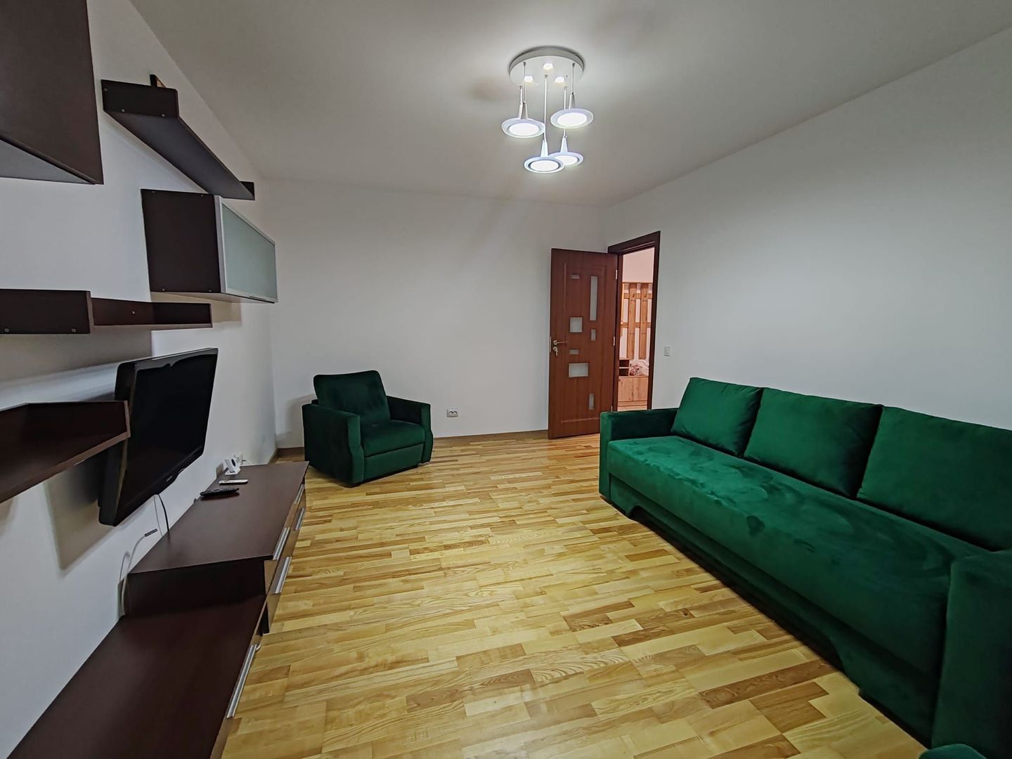 Apartament 3 camere decomandat etajul 1 65mp 500euro Nicolina 2 - Poză 1